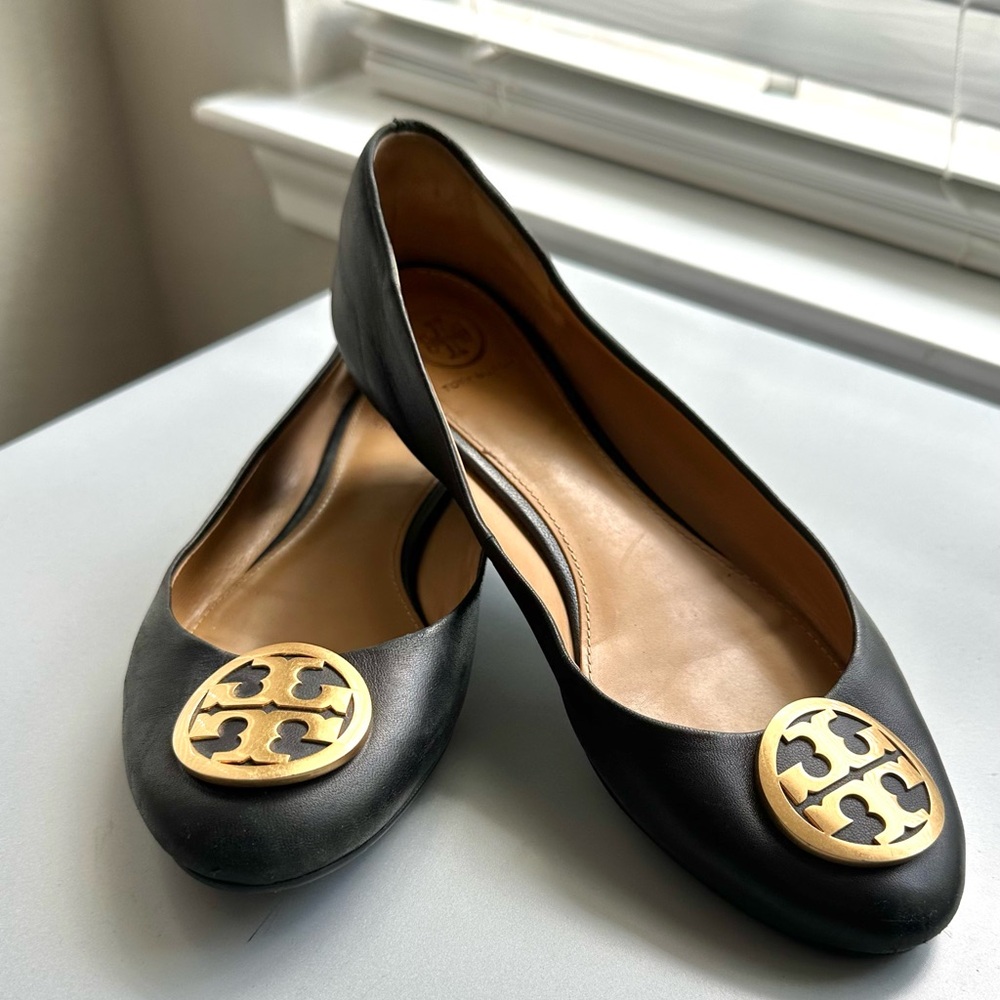 Tory Burch Black Flats with Iconic Logo and Rounded Toe